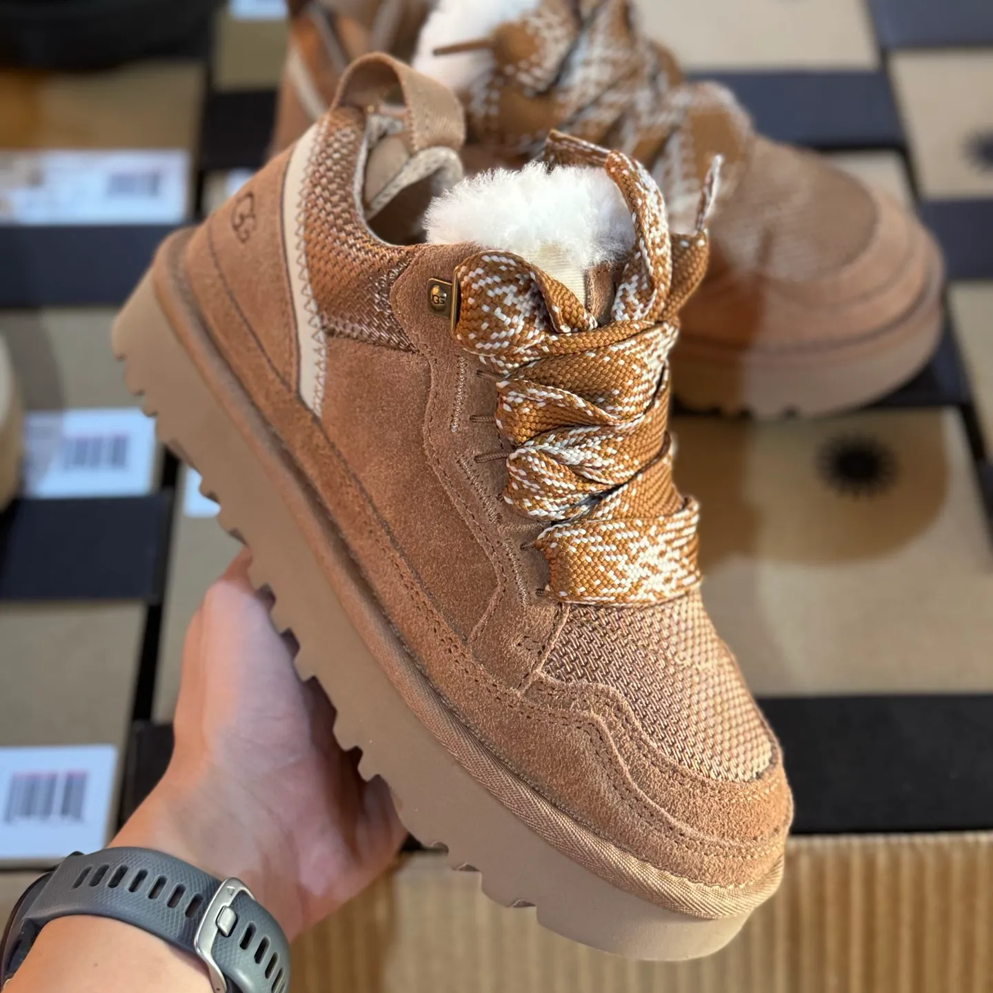 Local 💰600 Settlement in store 250 OEM grade 4032 Mel series Top workmanship level Super stable version ✔️ Good looks and texture online Suede leather + low-key logo look retro Classic two-color shoelaces can be worn as one shoe or two ✔️ So comfortable that you want to weld your feet on it Super light material + 5cm thick sole No tired feet after heightening Wool insoles are warm and breathable No stress on commuting and shopping all day long ✔️ I love the details: wide shoelaces for photos, sizes 34-40 are suitable for various foot types, slight stains can be wiped clean with a damp cloth, and the loose feeling in early autumn depends entirely on it. You can close your eyes and avoid stepping on thunder! 👟